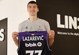 Lazarevic, en su presentación como nuevo jugador del Surne.