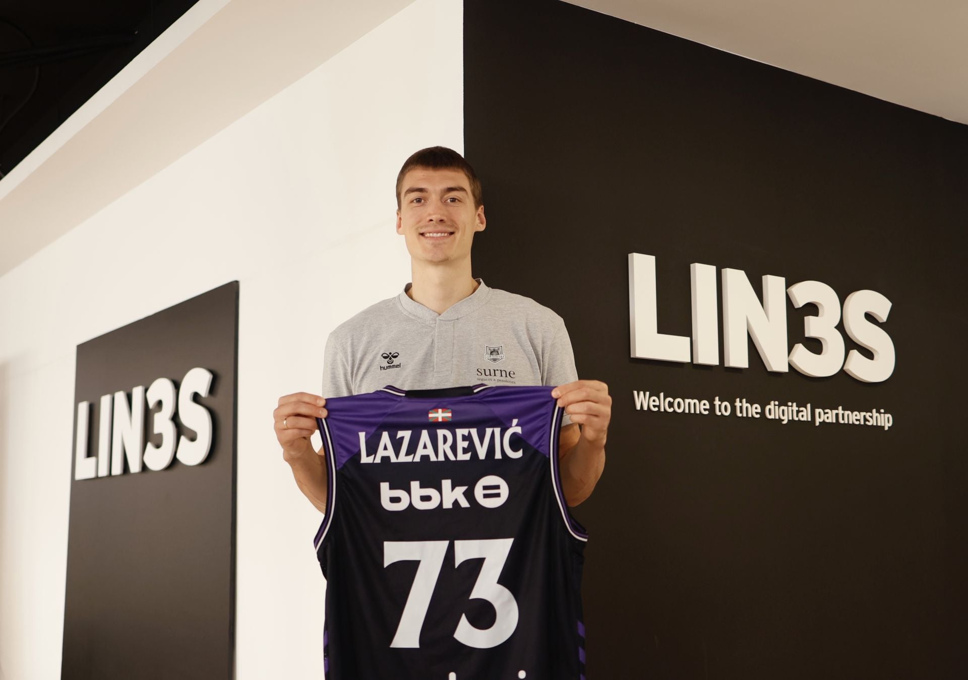 Lazarevic, en su presentación como nuevo jugador del Surne.