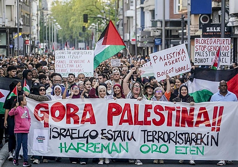 La manifestación avanza por la calle Francia.