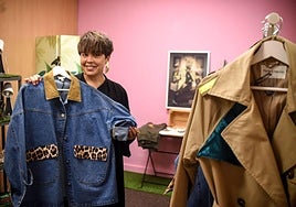 María Zárate crea pendientes cañeros y ropa única en un céntrico piso de Bilbao