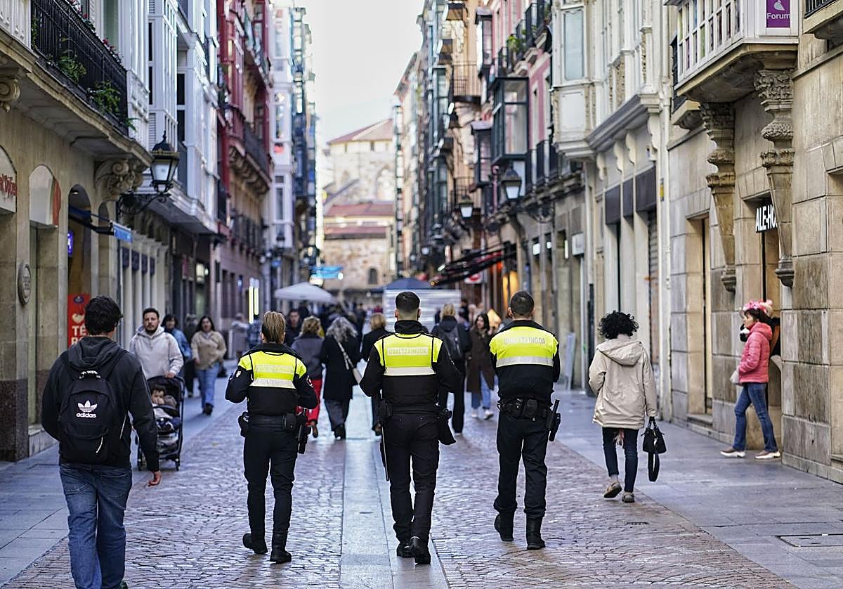 Agentes de la Policía Municipal de Bilbao patrullan a pie por el Casco Viejo.