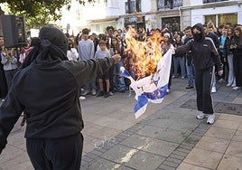 Estudiantes queman una bandera de Israel durante la protesta de este jueves en Vitoria en apoyo a Gaza y la Flotilla