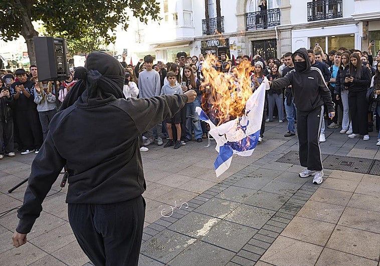 Estudiantes queman una bandera de Israel durante la protesta de este jueves en Vitoria en apoyo a Gaza y la Flotilla