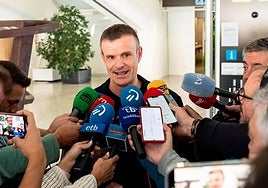 Jon Uriarte atiende a los medios de comunicación en Loiu.