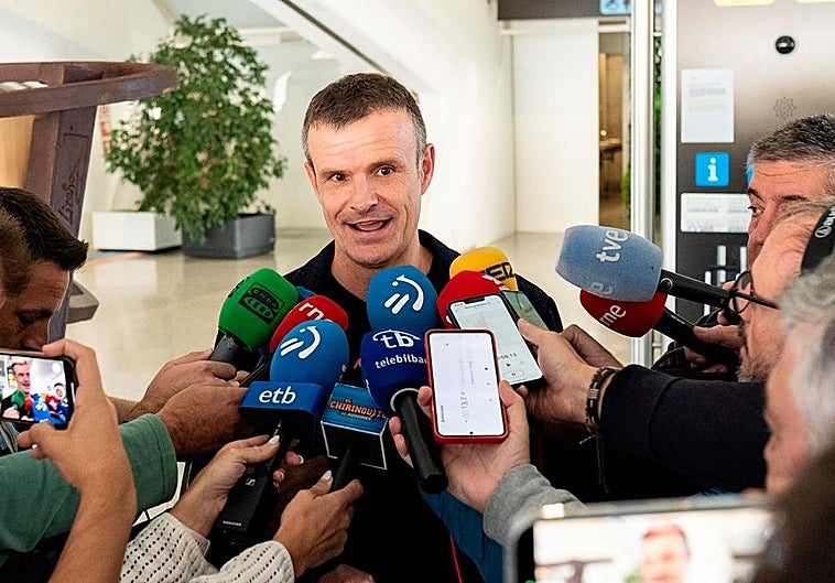 Jon Uriarte atiende a los medios de comunicación en Loiu.