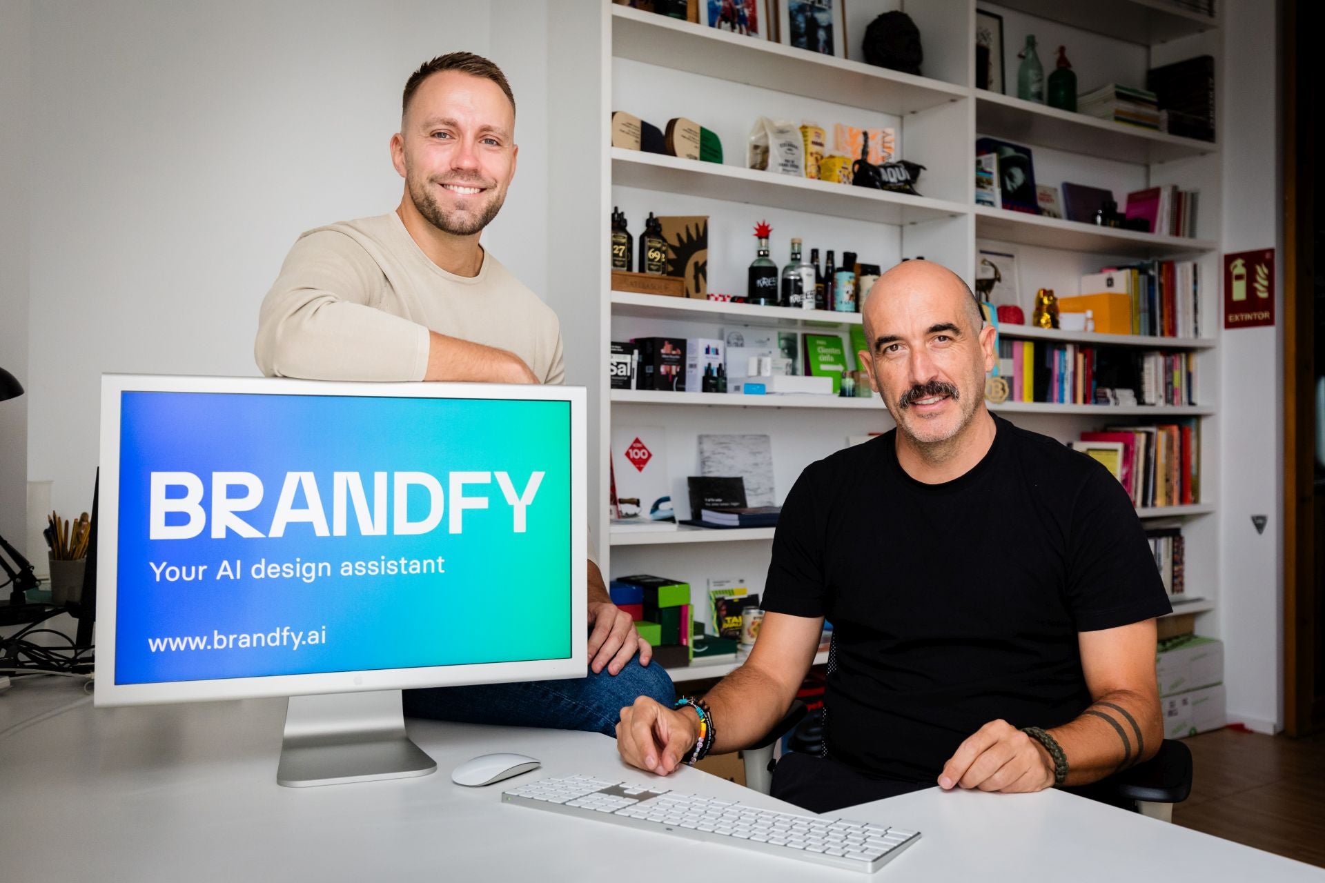 Eriz Zárate y Carlos Hermosilla, creadores de Brandfy, 'startup' que pone la Inteligencia Artificial al servicio de los diseñadores gráficos.