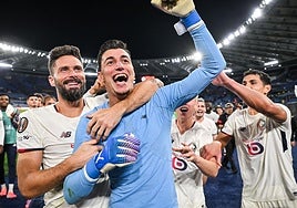 El portero del Lille para el mismo penalti tres veces y silencia el Olímpico de Roma