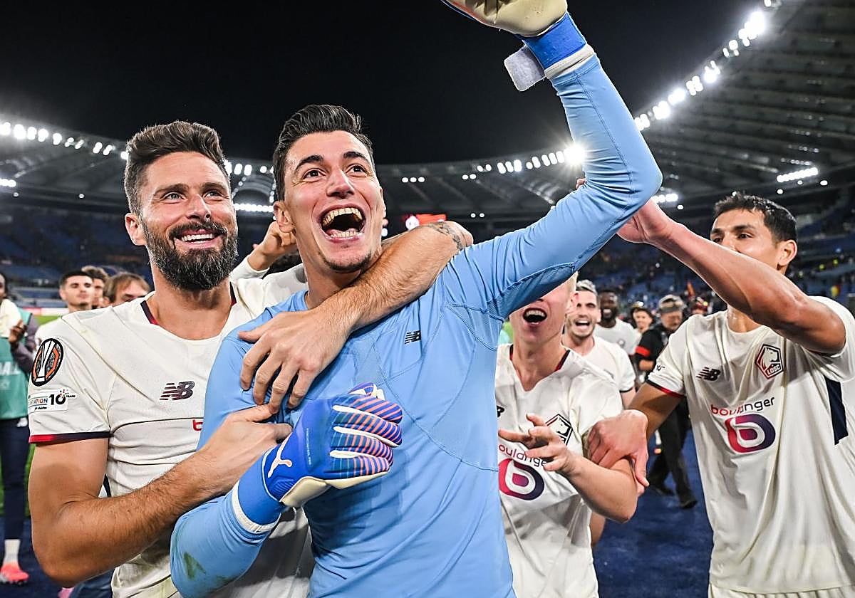 El portero del Lille para el mismo penalti tres veces y silencia el Olímpico de Roma