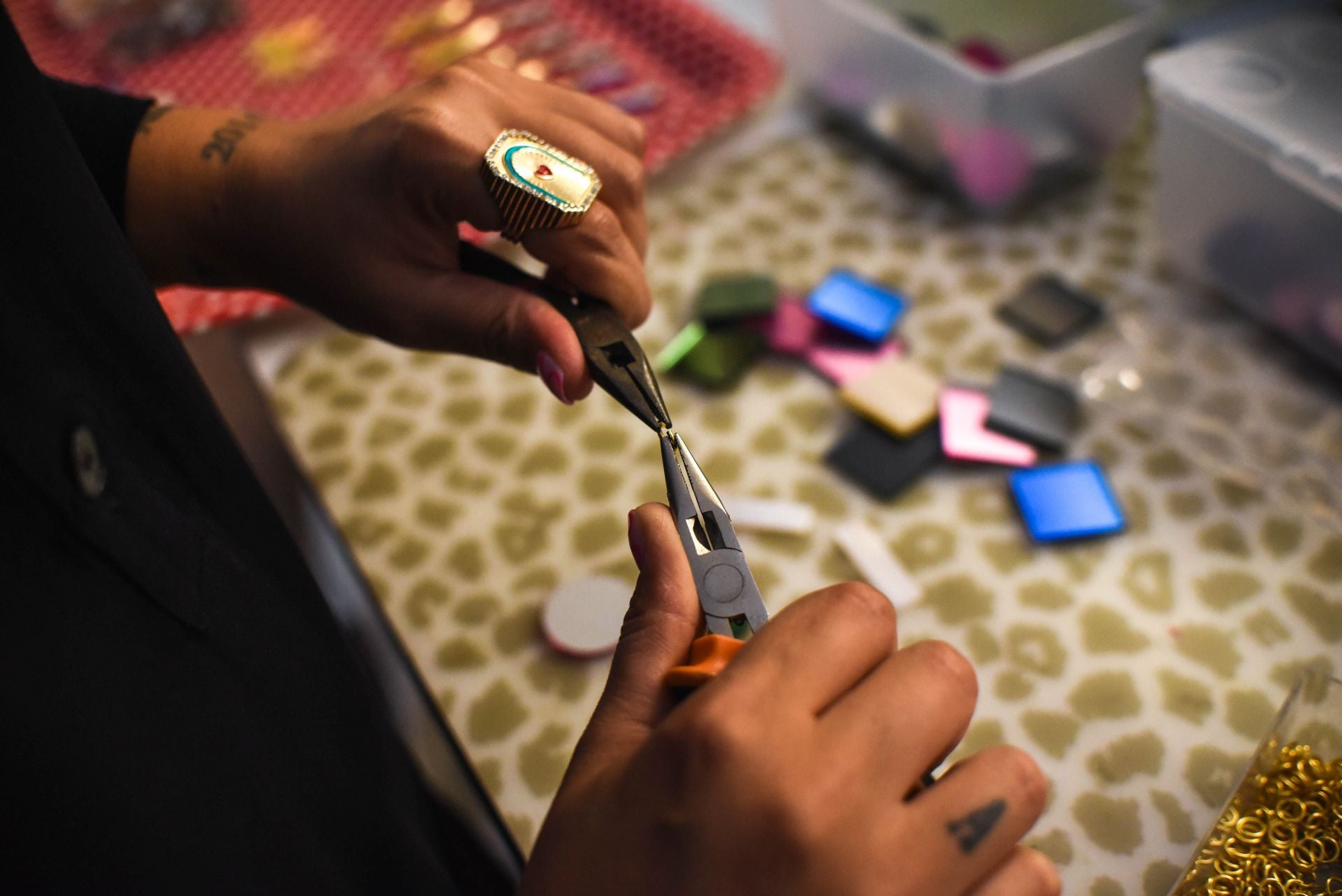 María Zárate, la joven que vende pendientes cañeros hechos por ella y ropa única en un piso de Bilbao