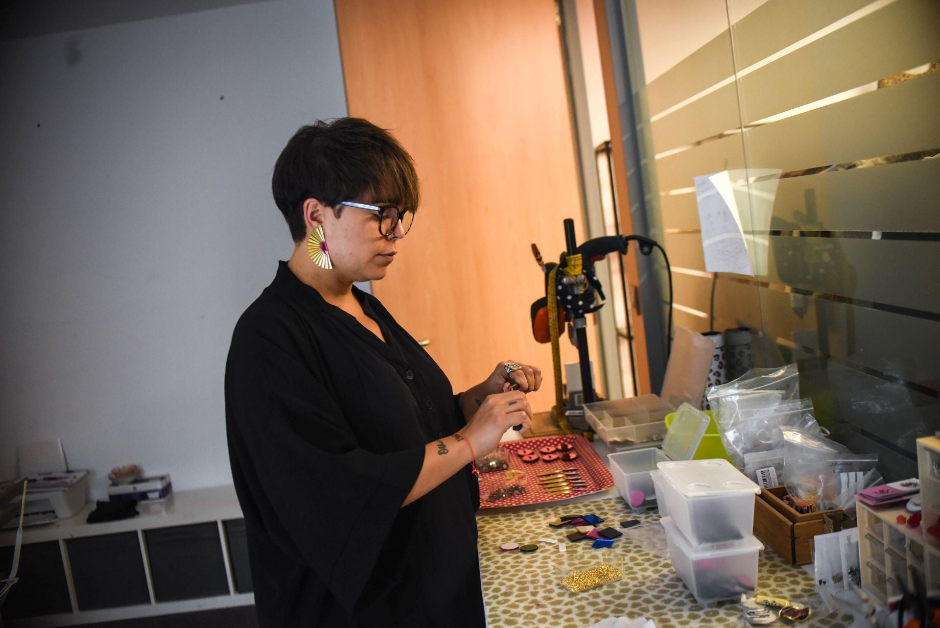 María Zárate, la joven que vende pendientes cañeros hechos por ella y ropa única en un piso de Bilbao