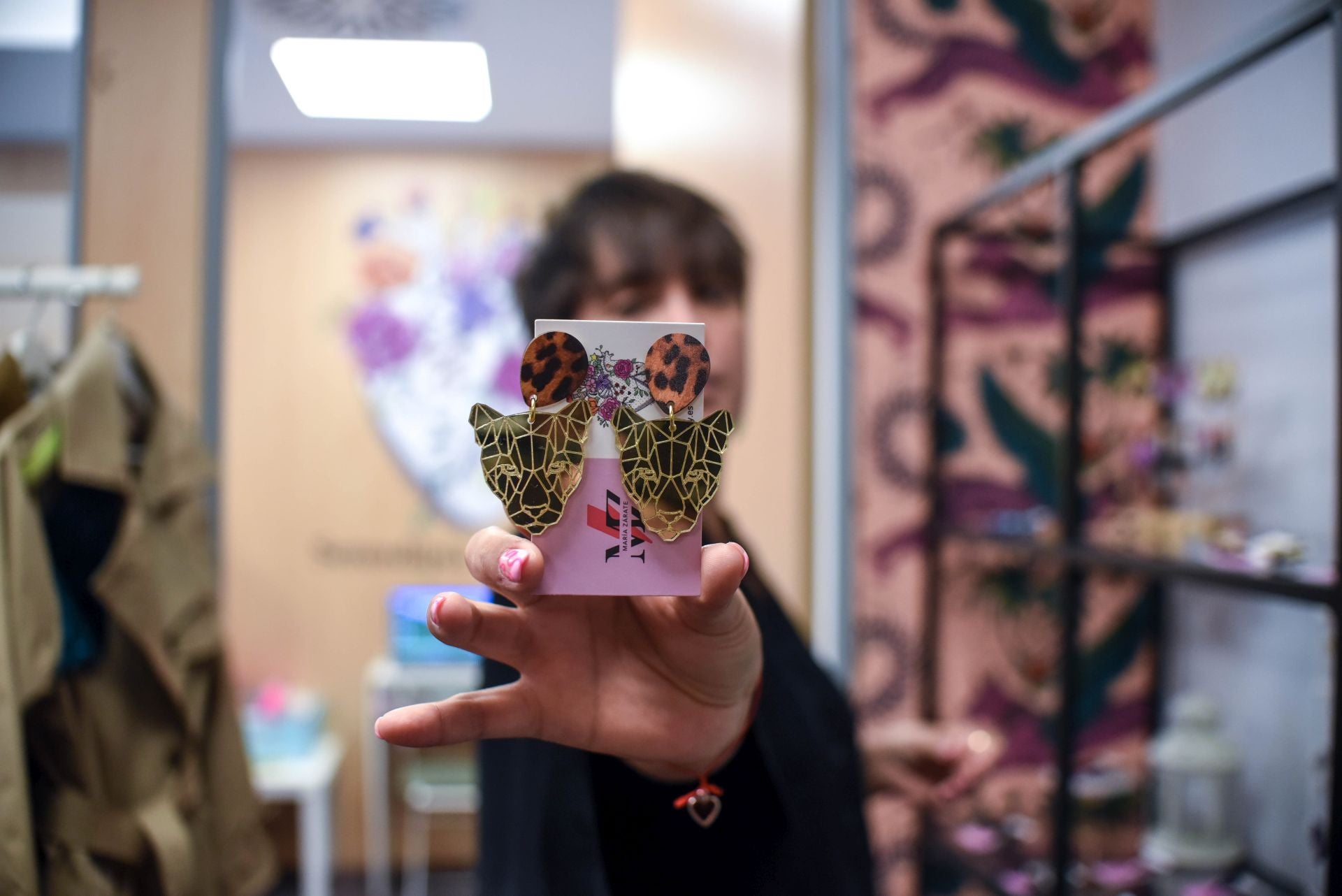 María Zárate, la joven que vende pendientes cañeros hechos por ella y ropa única en un piso de Bilbao