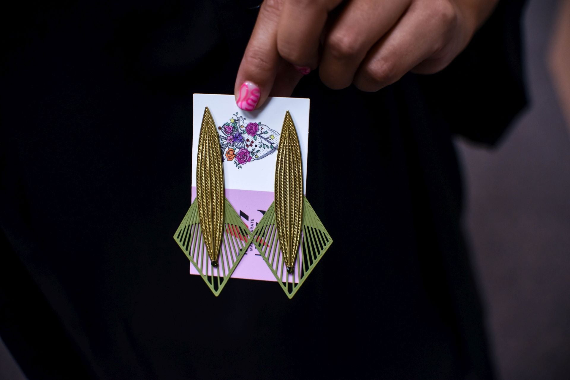 María Zárate, la joven que vende pendientes cañeros hechos por ella y ropa única en un piso de Bilbao