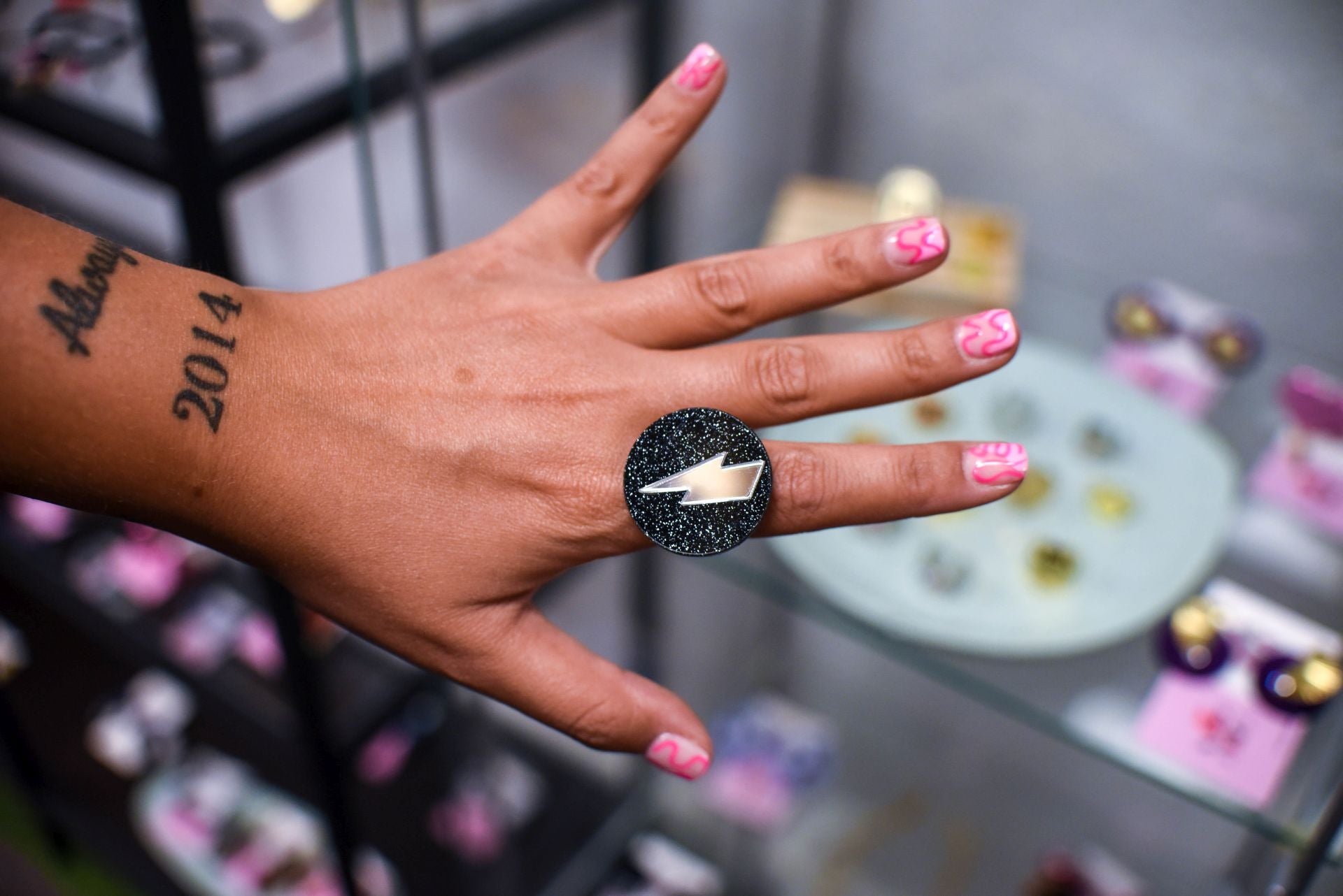 María Zárate, la joven que vende pendientes cañeros hechos por ella y ropa única en un piso de Bilbao