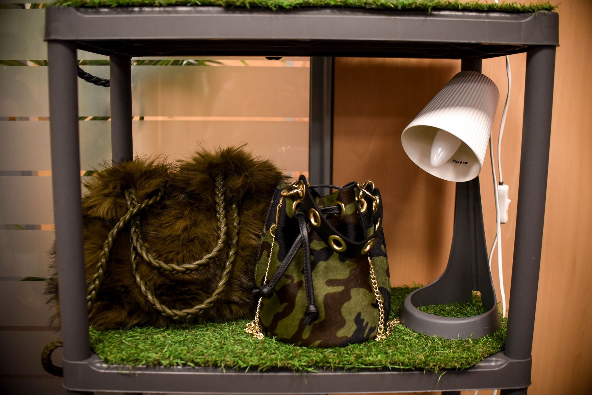 María Zárate, la joven que vende pendientes cañeros hechos por ella y ropa única en un piso de Bilbao