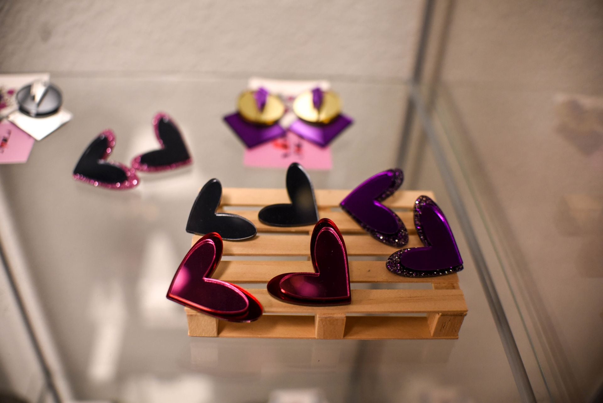 María Zárate, la joven que vende pendientes cañeros hechos por ella y ropa única en un piso de Bilbao