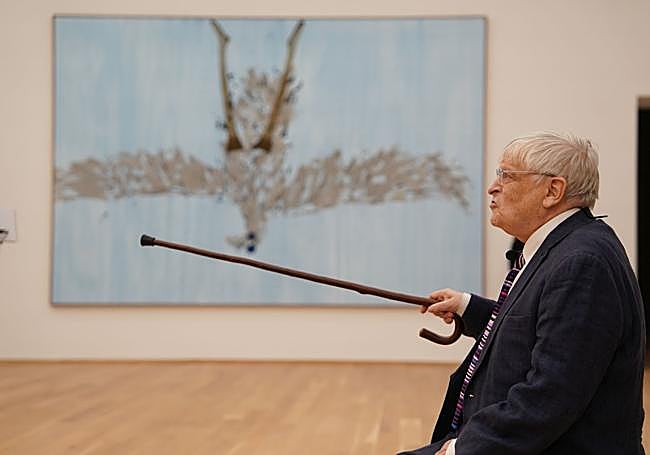 El comisario de la exposición, Norman Rosenthal, ante la obra 'No puedo tener sexo'.