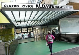 Acceso al centro cívico Aldabe.
