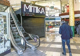 Acceso principal a la antigua discoteca Mítika, donde se produjo este crimen judicializado.