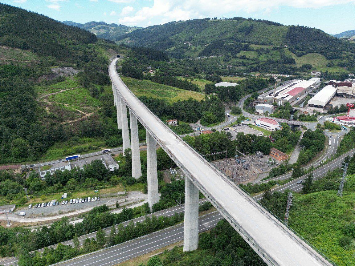 Vista aérea de un viaducto del trazado del TAV ejecutado en Gipuzkoa.