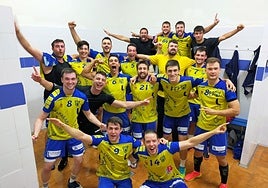 Los jugadores del Trapagaran celebran el triunfo que lograron la semana pasada.