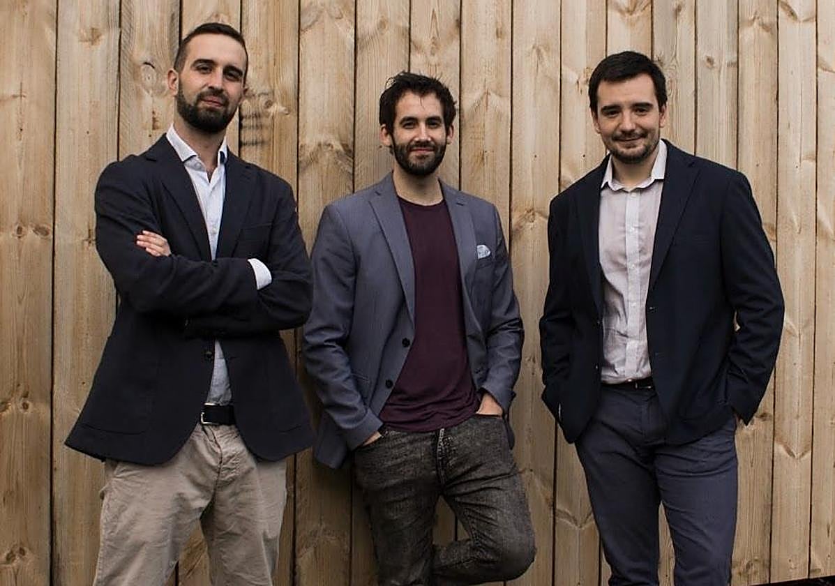 Endika Gil-Uriarte, a la izquiera, junto a Víctor Mayoral y Unai Ayucar, también directivos de Alias Robotics.