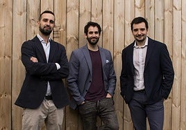 Endika Gil-Uriarte, a la izquiera, junto a Víctor Mayoral y Unai Ayucar, también directivos de Alias Robotics.