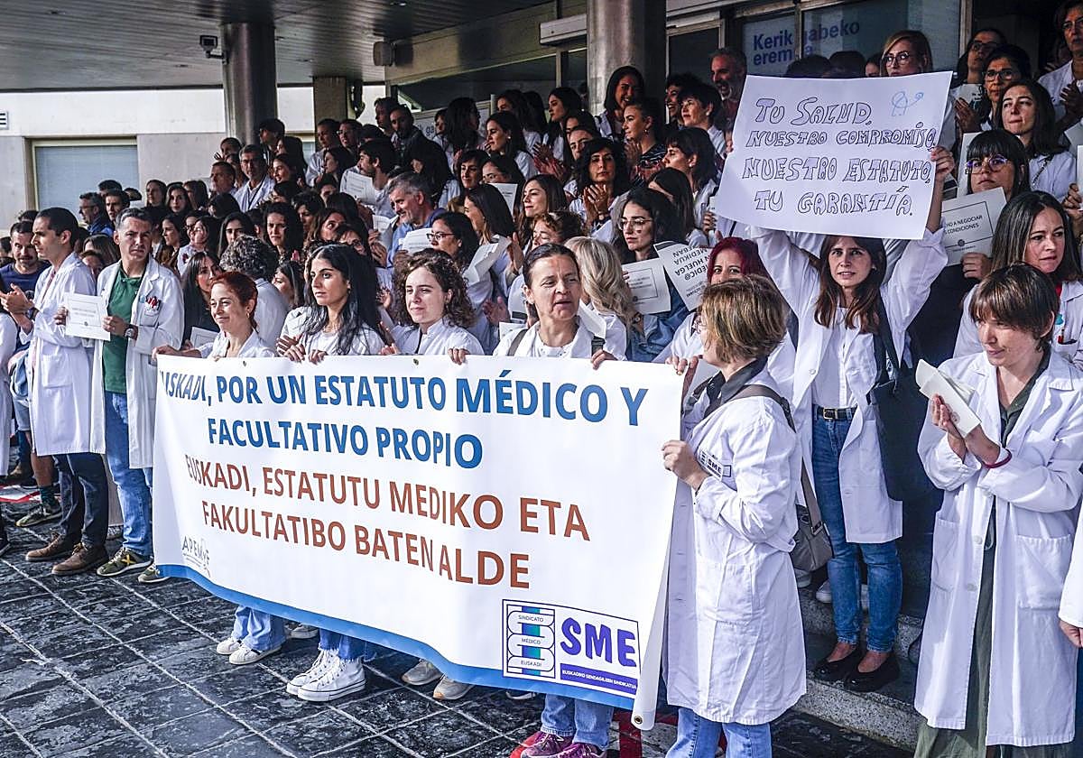 Concentración de médicos este viernes en el HUA Txagorritxu.