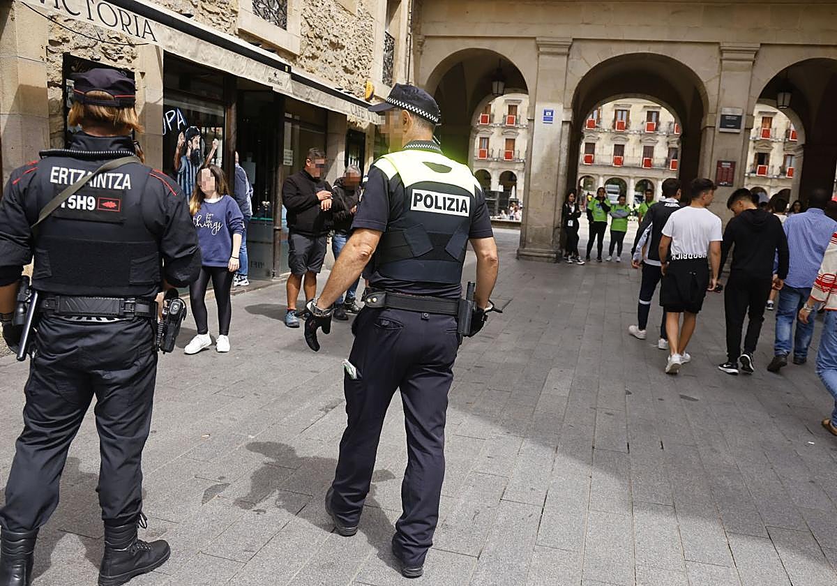 Una patrulla mixta durante las fiestas de La Blanca.
