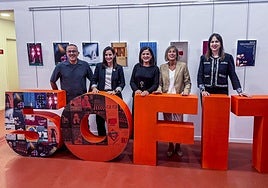 Jon Molina, Garbiñe Ruiz, Beatriz Artolazabal, Sonia Díaz de Corcuera y Ana López de Uralde.