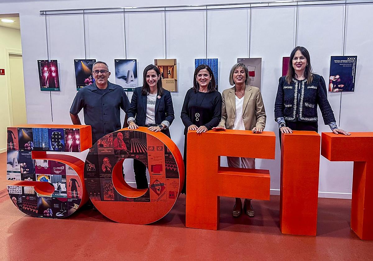 Jon Molina, Garbiñe Ruiz, Beatriz Artolazabal, Sonia Díaz de Corcuera y Ana López de Uralde.