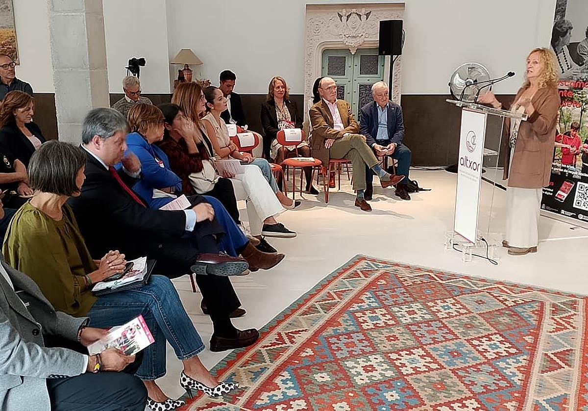 Loli Luque, usuaria, cuenta su experiencia ante los representantes institucionales.