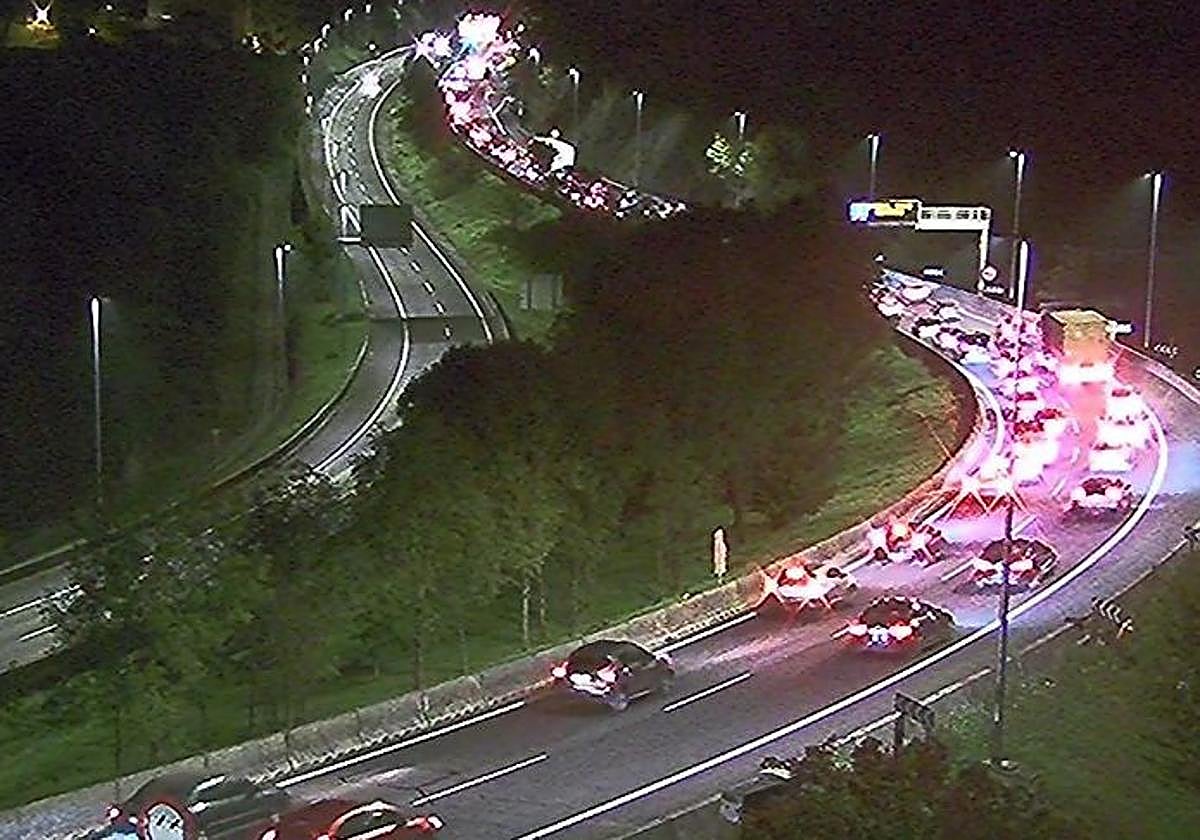 Mañana complicada en la A-8, dirección San Sebastián, tras una colisión múltiple en los túneles de Malmasín