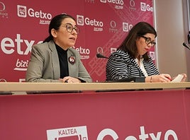 La alcaldesa de Getxo Amaia Agirre (izquierda) junto a la vicealcaldesa Carmen Díaz.