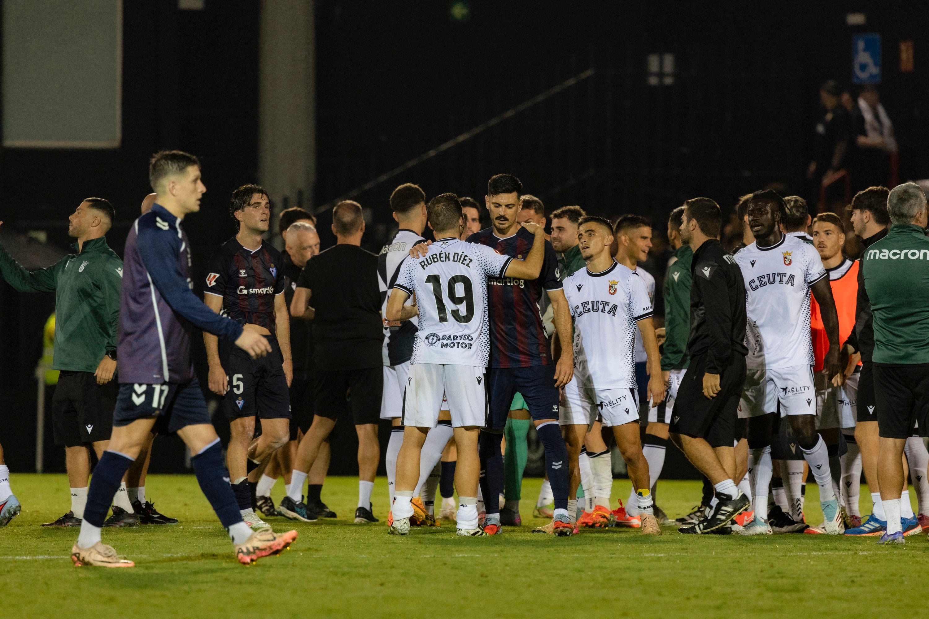 Los azulgranas felicitan al Ceuta por su triunfo con un evidente malestar por otra oportunidad perdida fuera.