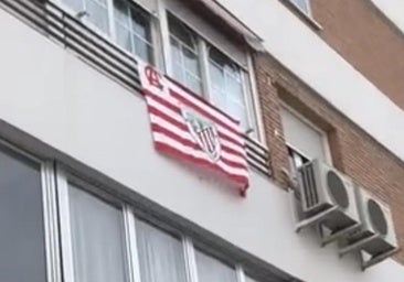 Polémica por una bandera del Athletic en un edificio de Madrid: «Nos han obligado a quitarla de la ventana»
