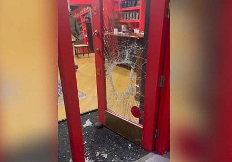 Entra a robar en una sastrería bilbaína y queda atrapado en su interior.