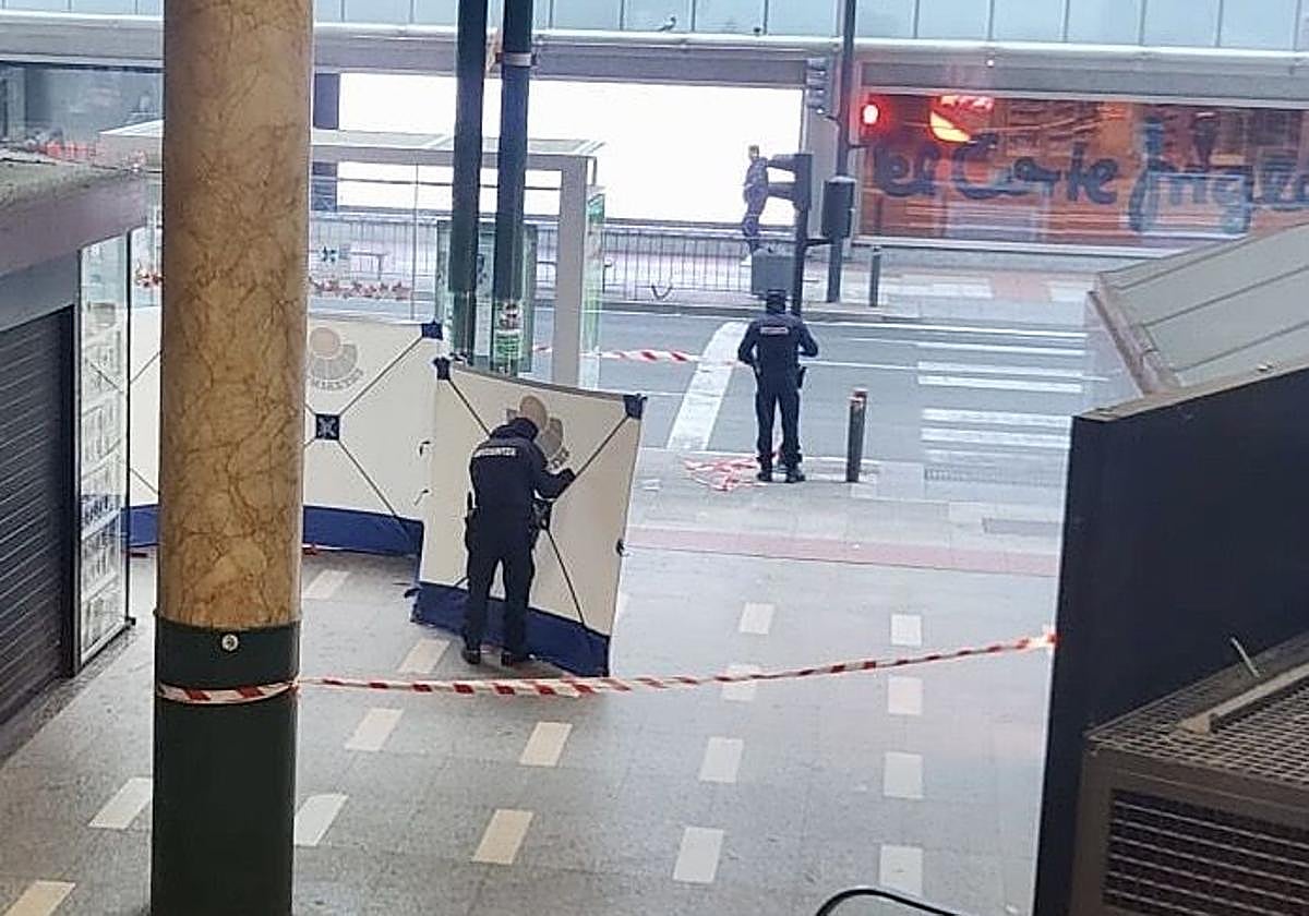 Ertzainas retiran el biombo del lugar donde falleció Kerman.