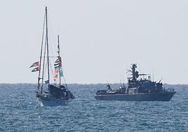 Un buque de la armada israelí escolta un buque de la Flotilla Global Sumud al puerto de Ashdod.