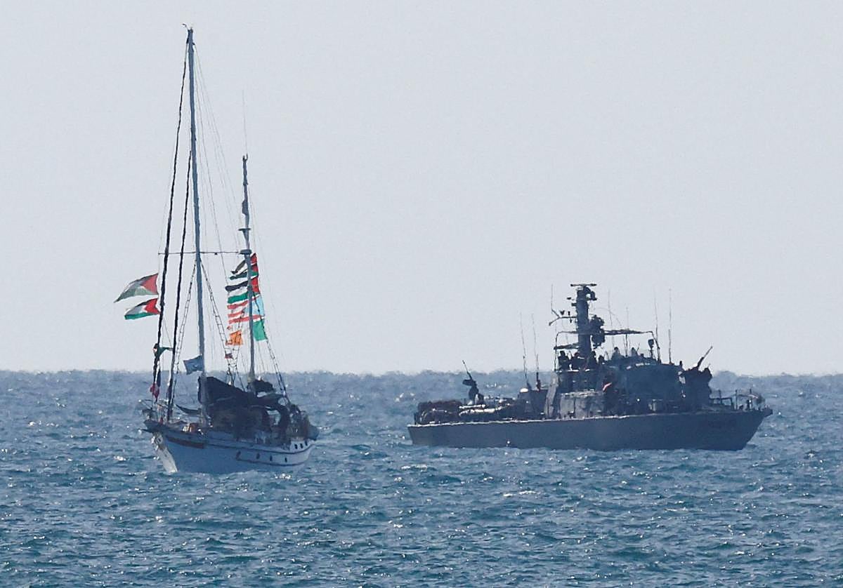 Un buque de la armada israelí escolta un buque de la Flotilla Global Sumud al puerto de Ashdod.