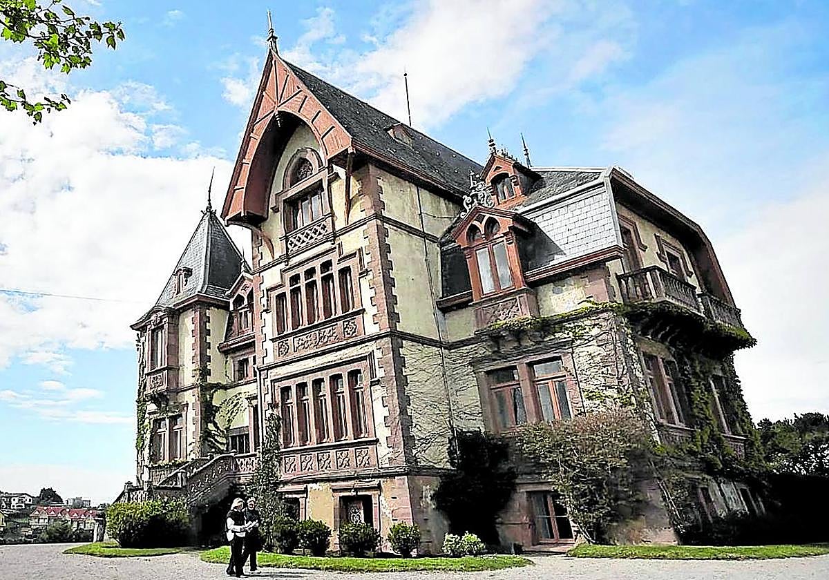 El palacio, construido en el siglo XIX, tiene 16 habitaciones y media docena de cuartos de baño.