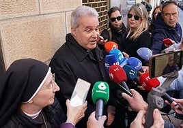 Iceta, el día de su comparecencia ante la juez, junto a sor Carmen, secretaria de la federación de clarisas.