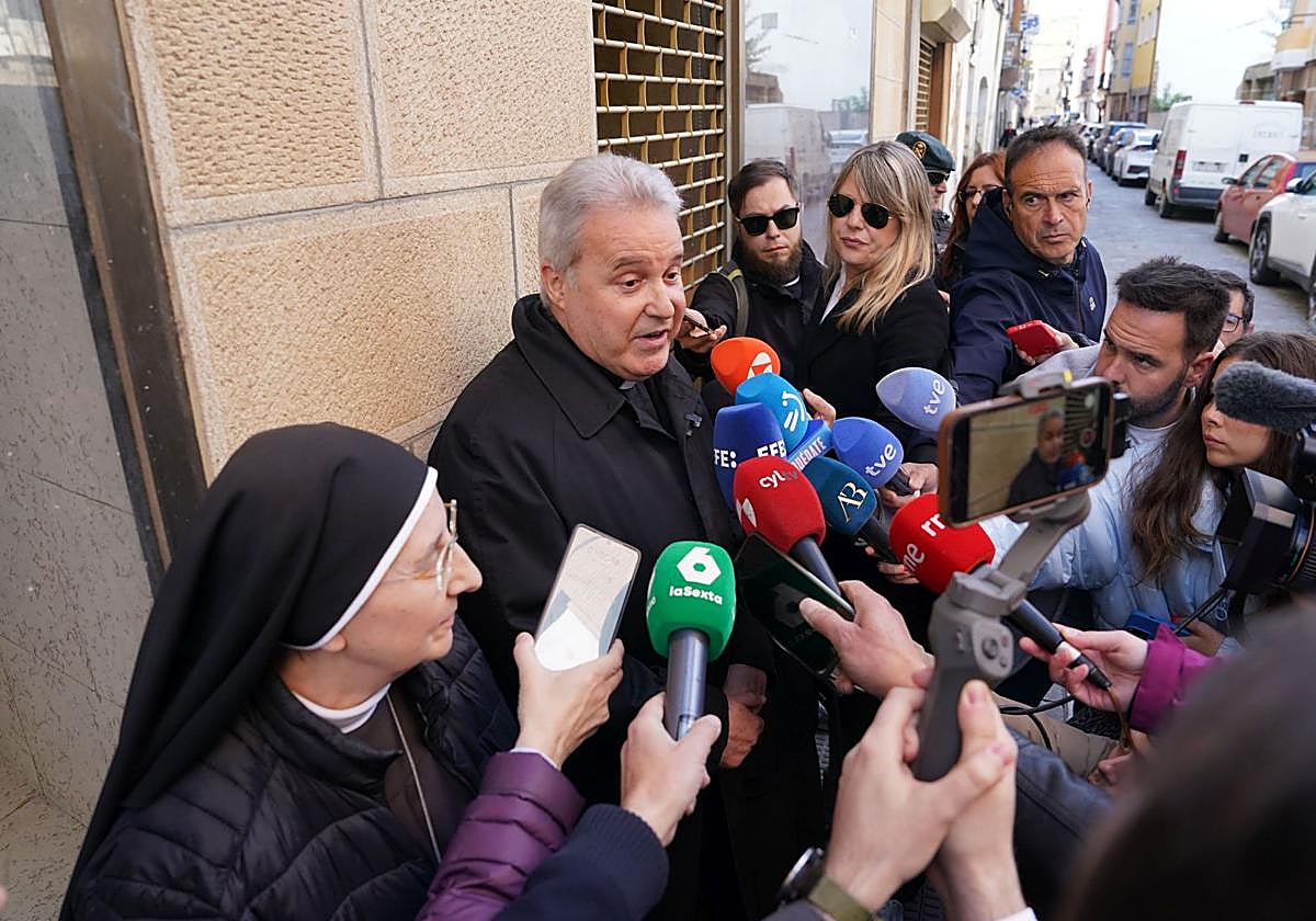 Iceta, el día de su comparecencia ante la juez, junto a sor Carmen, secretaria de la federación de clarisas.