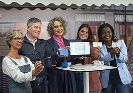 Ibone Bengoetxea eta aurkezpenean parte hartu duten beste eragile eta ikasle batzuk.