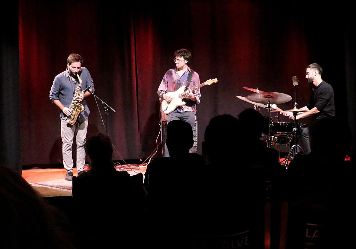 El saxofonista alto Manuel Caliumi, el guitarrista Luca Zennaro y el baterista Riccardo Cocetti.