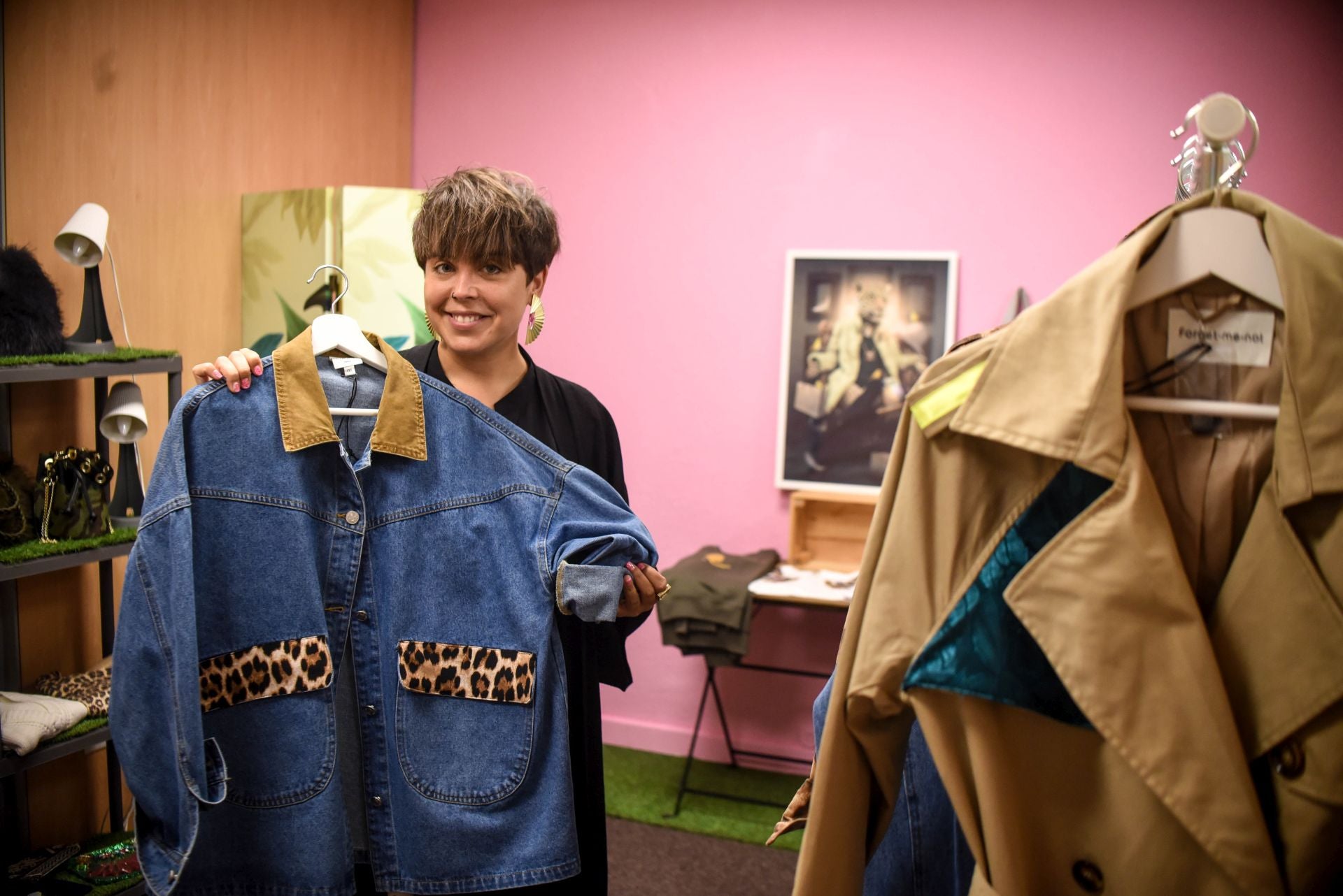 María Zárate, la joven que vende pendientes cañeros hechos por ella y ropa única en un piso de Bilbao