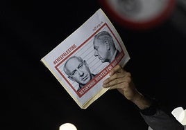 Un manifestante propalestino sostiene un cartel que representa al primer ministro israelí, Benjamín Netanyahu, durante una manifestación en solidaridad con la Flotilla Global Sumud y Gaza, en la Ciudad de México, México.