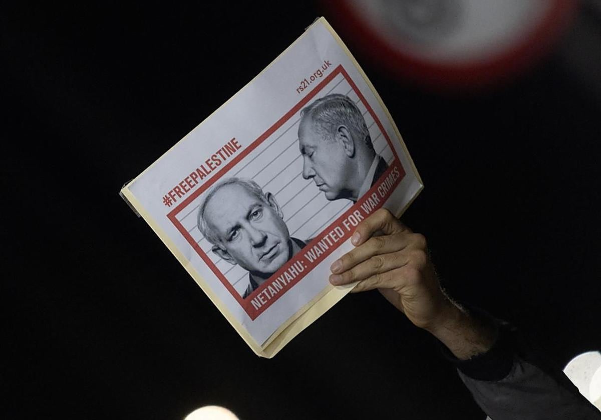 Un manifestante propalestino sostiene un cartel que representa al primer ministro israelí, Benjamín Netanyahu, durante una manifestación en solidaridad con la Flotilla Global Sumud y Gaza, en la Ciudad de México, México.