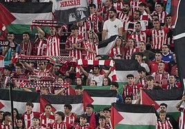 Banderas de apoyo a Palestina en un partido de San Mamés.
