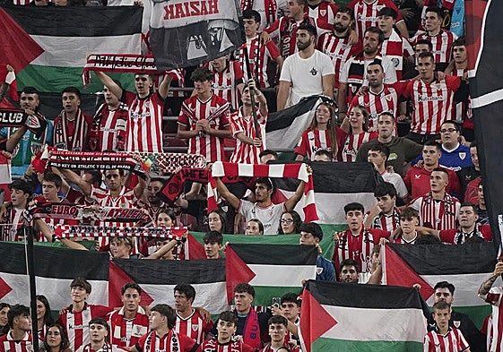 Banderas de apoyo a Palestina en un partido de San Mamés.