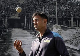 Mikel Urrutikoetxea juega con una pelota frente al frontón de Zaratamo